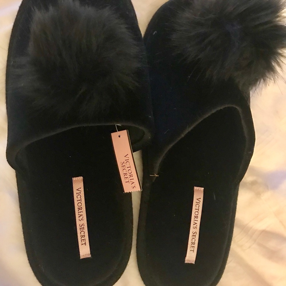 Brand New PomPom Victoria’s Secret 💖NWT Black SexySlippers💝Sz L🖤Rubber bottom